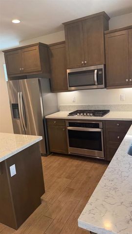 2327 Verano Way, Vista, CA 92081