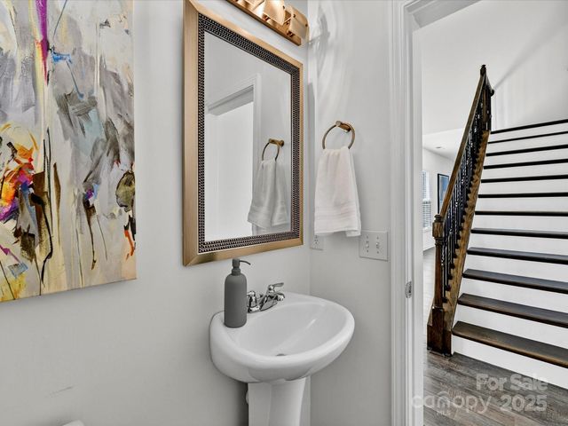 2568 Royal York Avenue, Charlotte, NC 28210