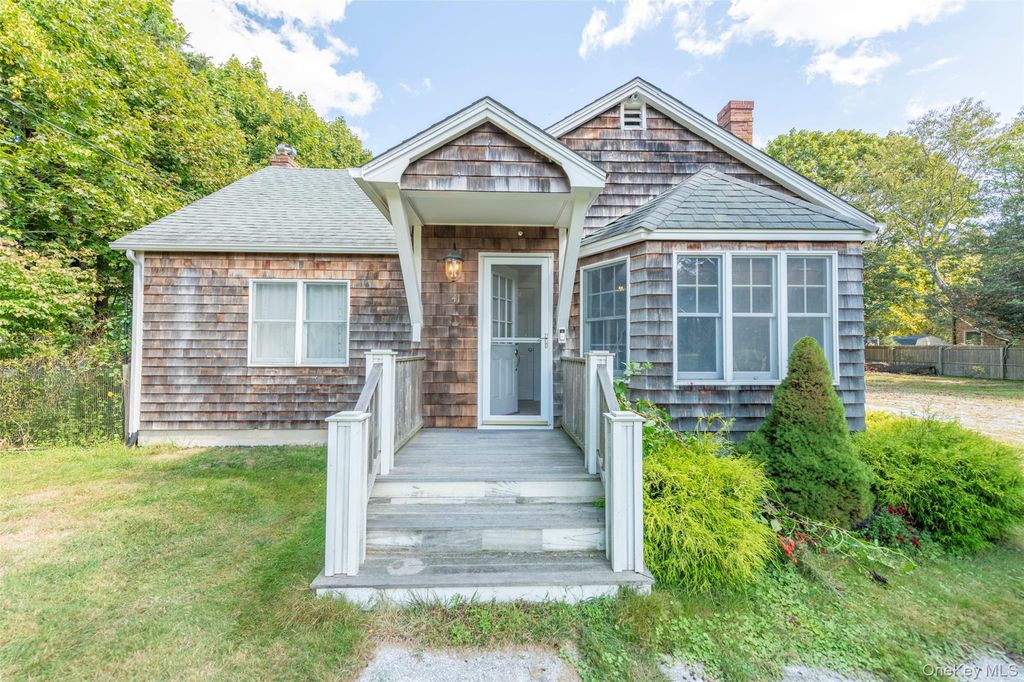 41 Belleview Avenue, Center Moriches, NY 11934