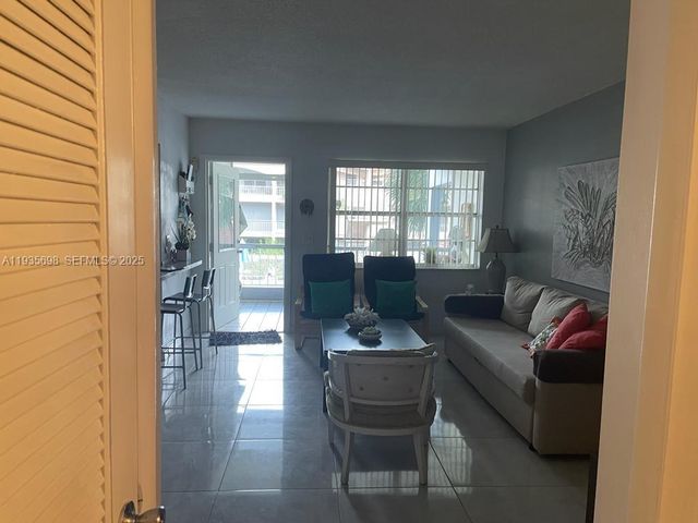 541 Blue Heron Dr 215, Hallandale Beach, FL 33009