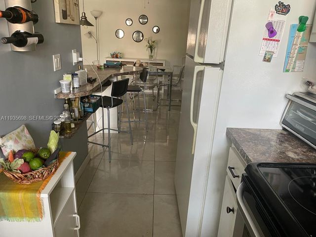 541 Blue Heron Dr 215, Hallandale Beach, FL 33009