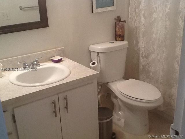 541 Blue Heron Dr 215, Hallandale Beach, FL 33009