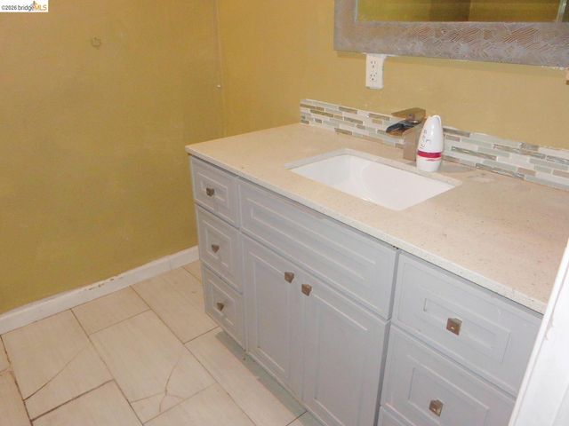 1649 72Nd Ave, Oakland, CA 94621