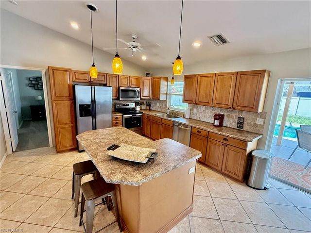 213 SW 10th TER, Cape Coral, FL 33991