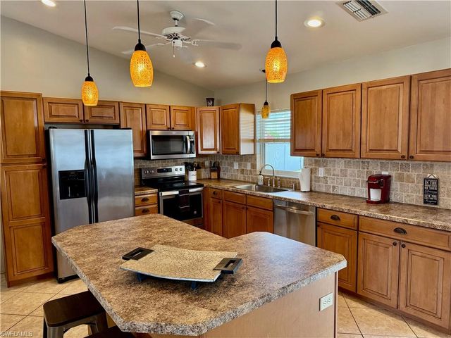 213 SW 10th TER, Cape Coral, FL 33991