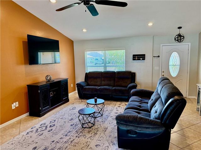 213 SW 10th TER, Cape Coral, FL 33991