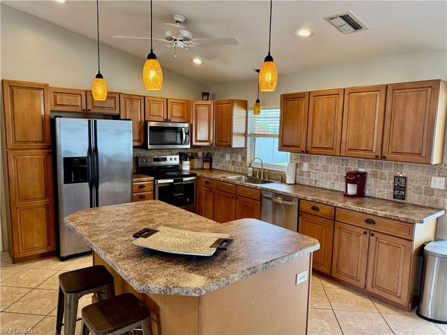 213 SW 10th TER, Cape Coral, FL 33991