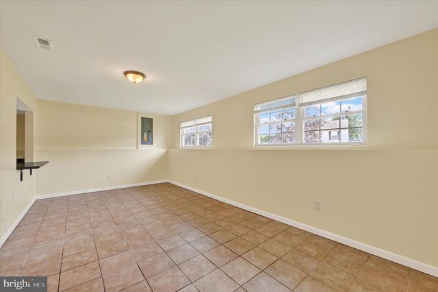 21 BOX CIR, Baltimore, MD 21221