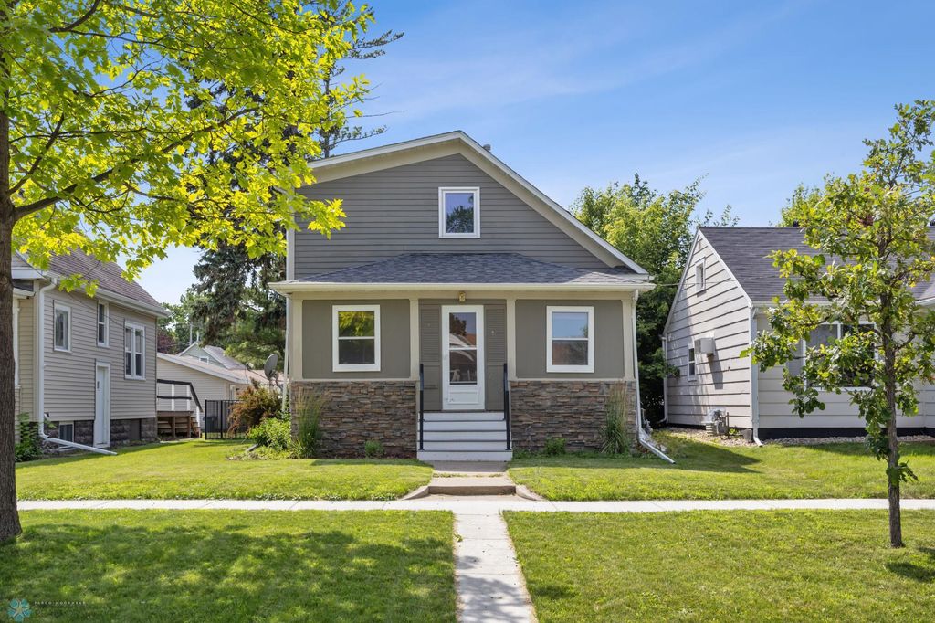 726 Oak Street N, Fargo, ND 58102