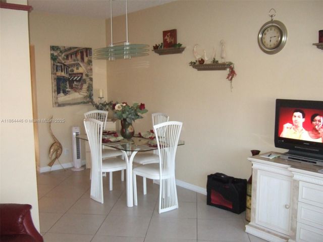 920 SW 11th Ave 9D, Hallandale Beach, FL 33009