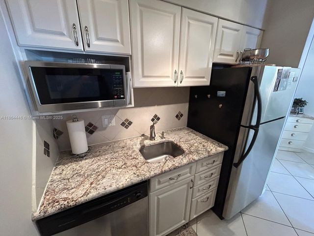 920 SW 11th Ave 9D, Hallandale Beach, FL 33009