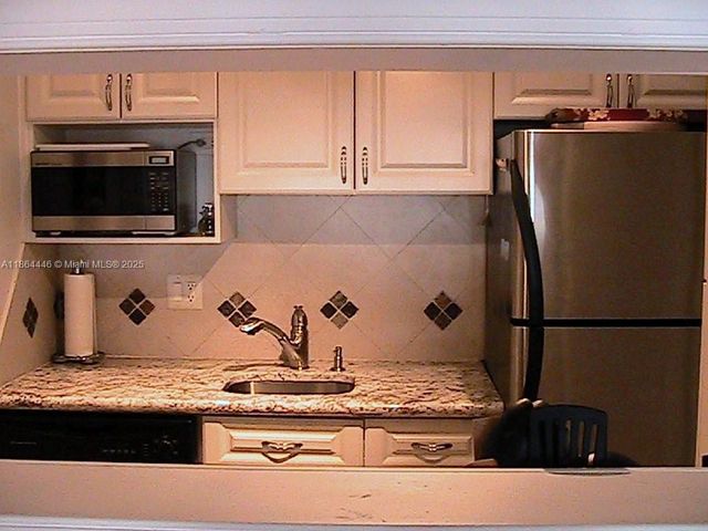 920 SW 11th Ave 9D, Hallandale Beach, FL 33009