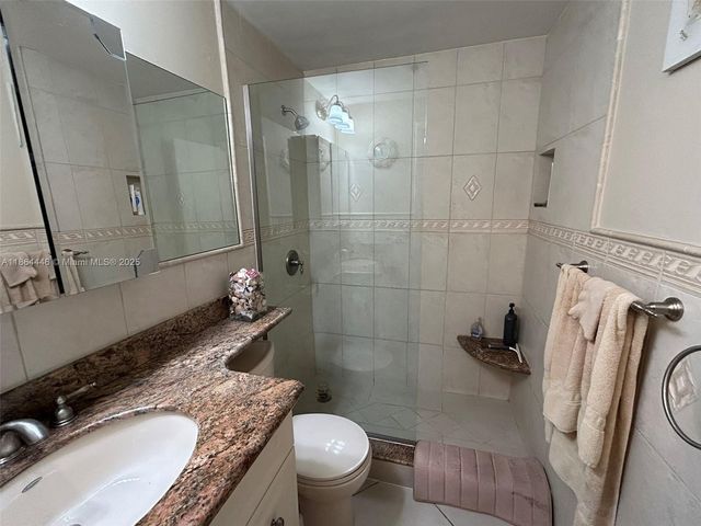 920 SW 11th Ave 9D, Hallandale Beach, FL 33009