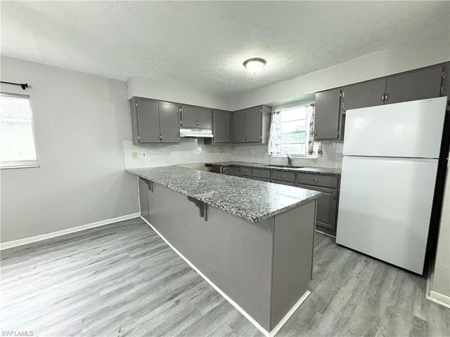 1720 SE Santa Barbara PL, Cape Coral, FL 33990