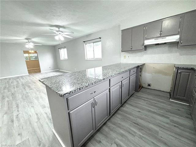 1720 SE Santa Barbara PL, Cape Coral, FL 33990