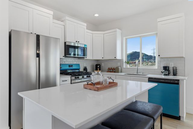 10562 Clearwater Dr, Kennewick, WA 99336