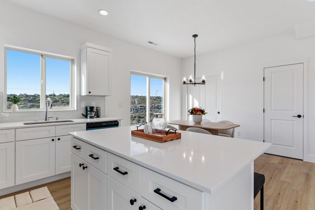 10562 Clearwater Dr, Kennewick, WA 99336