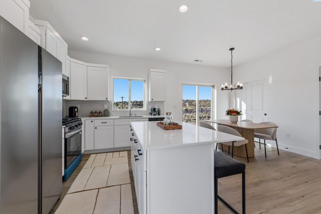 10562 Clearwater Dr, Kennewick, WA 99336