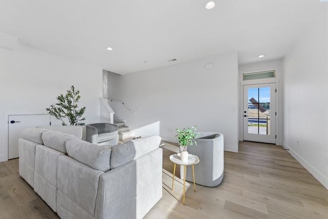 10562 Clearwater Dr, Kennewick, WA 99336