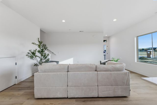 10562 Clearwater Dr, Kennewick, WA 99336