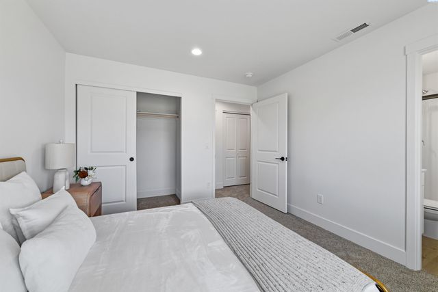 10562 Clearwater Dr, Kennewick, WA 99336