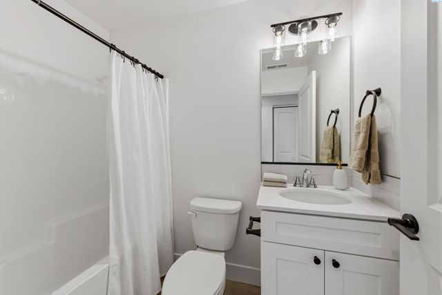 10562 Clearwater Dr, Kennewick, WA 99336