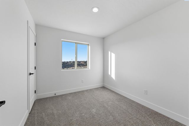 10562 Clearwater Dr, Kennewick, WA 99336