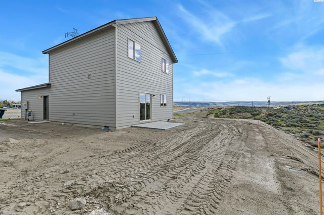 10562 Clearwater Dr, Kennewick, WA 99336