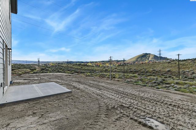 10562 Clearwater Dr, Kennewick, WA 99336