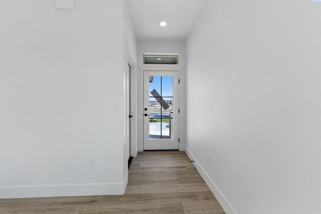 10562 Clearwater Dr, Kennewick, WA 99336