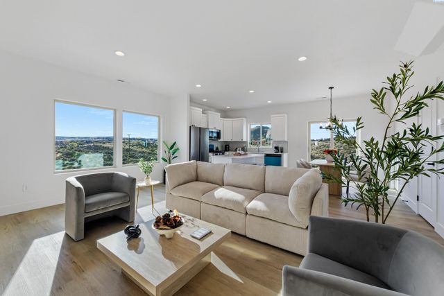 10562 Clearwater Dr, Kennewick, WA 99336