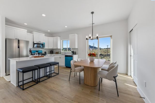 10562 Clearwater Dr, Kennewick, WA 99336