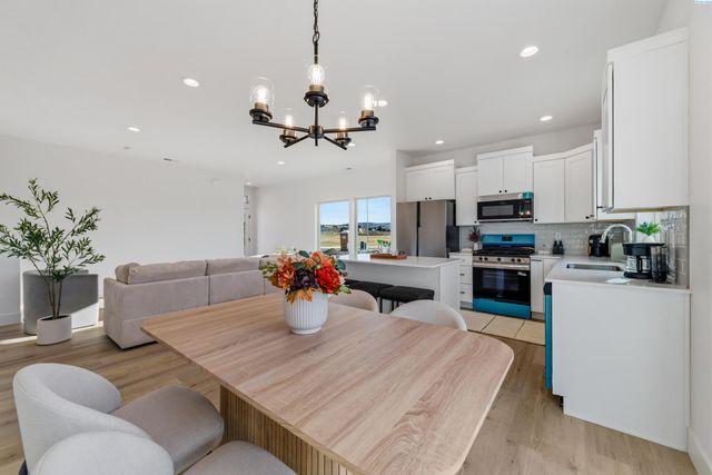 10562 Clearwater Dr, Kennewick, WA 99336