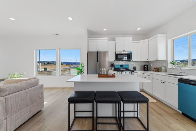 10562 Clearwater Dr, Kennewick, WA 99336