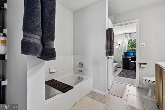 26084 LANDS END DR, Chantilly, VA 20152