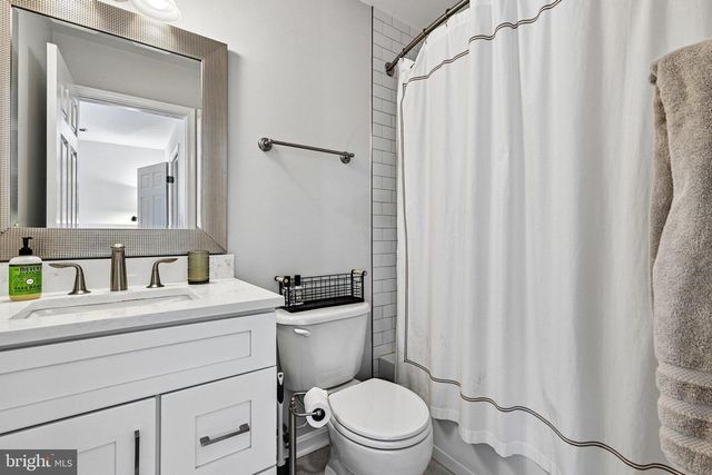 26084 LANDS END DR, Chantilly, VA 20152