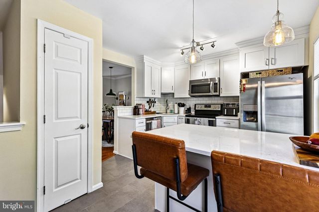 26084 LANDS END DR, Chantilly, VA 20152