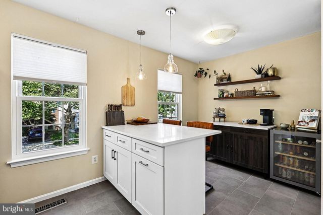 26084 LANDS END DR, Chantilly, VA 20152