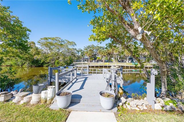 214 Riverwood RD, Naples, FL 34114