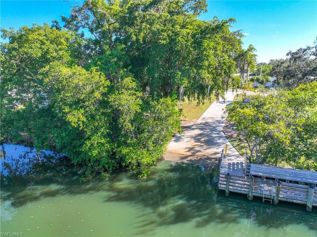 214 Riverwood RD, Naples, FL 34114
