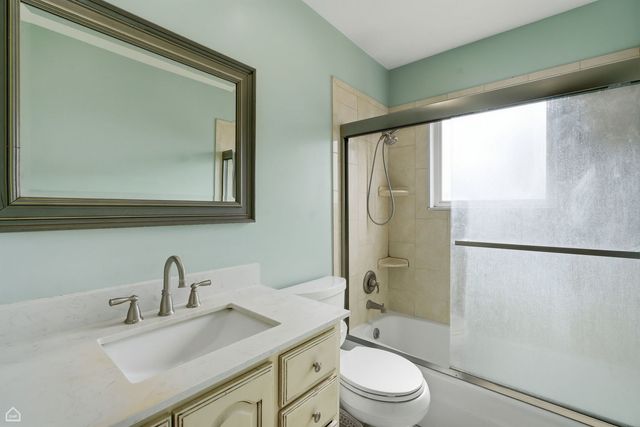 409 KENSINGTON Drive, Mchenry, IL 60050