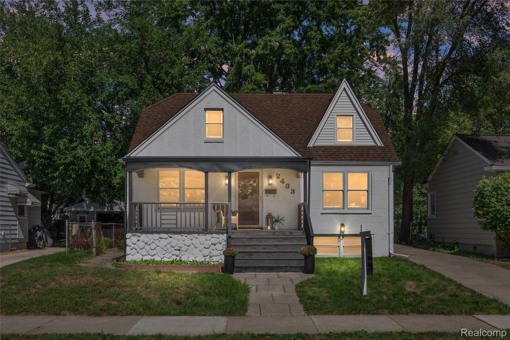 2433 Dallas Avenue, Royal Oak, MI 48067