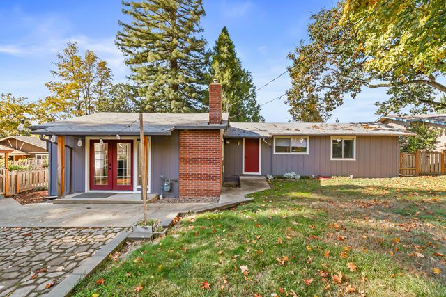 946 NE 12th Street, Grants Pass, OR 97526