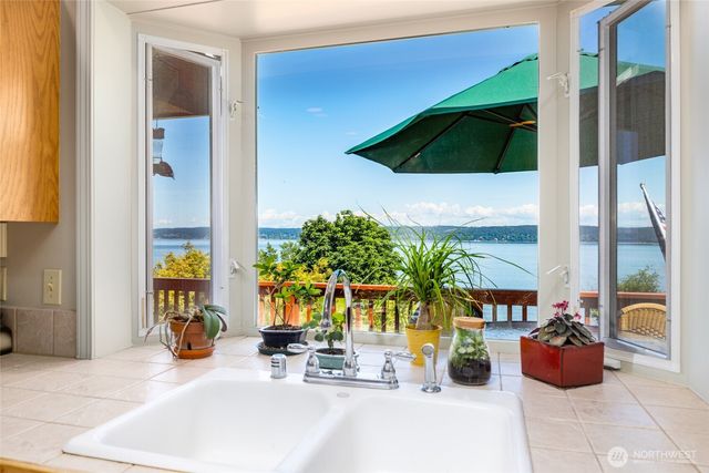 2205 Cranes Landing Drive, Greenbank, WA 98253