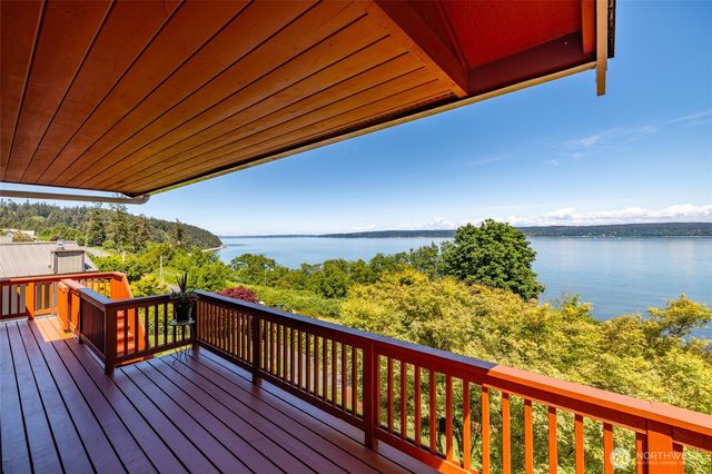 2205 Cranes Landing Drive, Greenbank, WA 98253