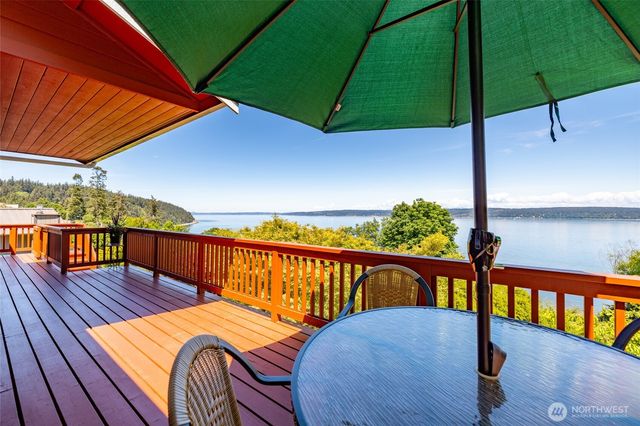 2205 Cranes Landing Drive, Greenbank, WA 98253