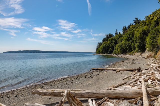 2205 Cranes Landing Drive, Greenbank, WA 98253