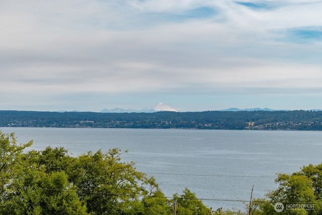 2205 Cranes Landing Drive, Greenbank, WA 98253