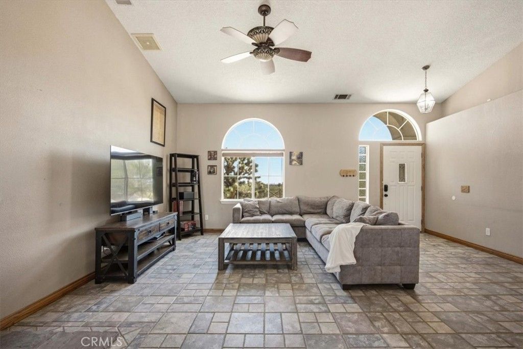 Image 6 of property listing at 1397 Sierra, Pinon Hills, CA 92372