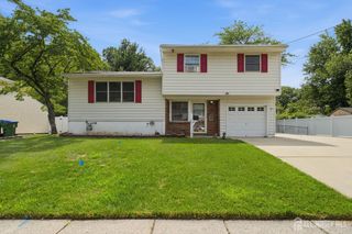 21 S Heathcote Avenue S, Edison, NJ 08817